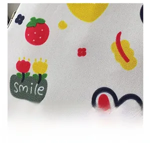 Details des strapazierfähigen Canvas-Stoffs mit süßen Hasen- und Erdbeer-Prints
