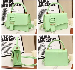 Detailopnames van de muntgroene kunstlederen crossbodytas met gesp vanuit vier hoeken