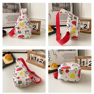 Detailansicht der weißen Kinder-Brusttasche mit Cartoon-Hasen und Erdbeermustern