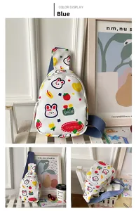 Details der blauen Kinder-Brusttasche mit süßen Hasen- und Erdbeer-Cartoon-Mustern