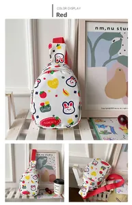Detail der roten Kinder-Brusttasche mit Hasenprint und verstellbaren Nylonriemen