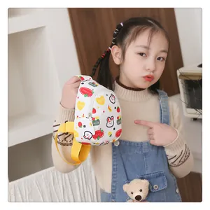 Detailansicht der Kinder-Brusttasche mit Hasen-Print und verstellbarem gelbem Gurt für Mädchen