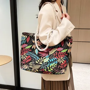 Grande borsa tote in tela con stampa di foglie tropicali e manici in corda bianca