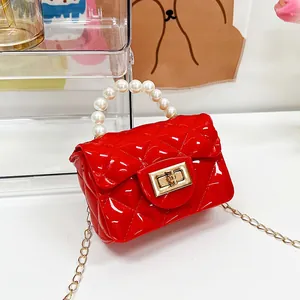 Mini rode gelei crossbody tas voor vrouwen, stijlvol parel handvat en gouden ketting schoudertas.