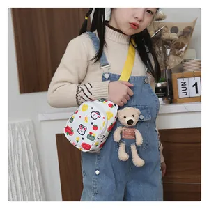 Mini-Rucksack für Kleinkinder mit Hasen und Erdbeeren getragen von einem kleinen Modell
