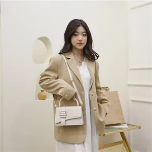Minimalistische crèmewitte PU-lederen tas met gespdetail voor een elegante damesstijl