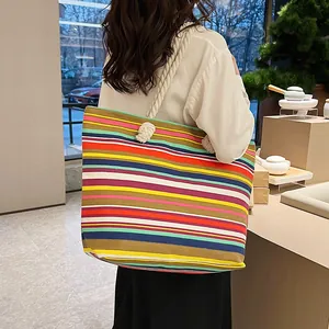 Grande borsa tote in tela a righe colorate con manici in corda spessa, vista posteriore
