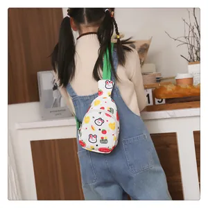 Detailansicht der Kinder-Umhängetasche mit Hasen-Motiv und verstellbarem grünem Gurt