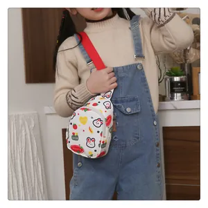 Detail von niedlichem Kaninchenmuster auf weißer Kinder Brusttasche mit rotem Gurt