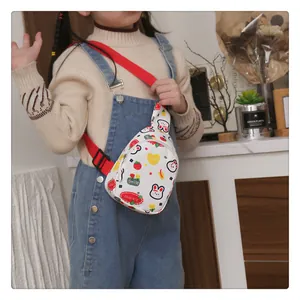 Detailaufnahme einer Kinder Brusttasche mit Hasenmotiv und rotem Gurt am Modell
