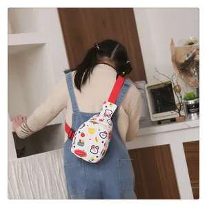 Detail der süßen weißen Canvas-Brusttasche für Kleinkinder mit Hasen- und Herzmotiven