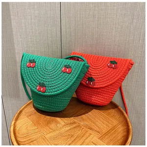 Détails de sacs tissés demi-lune en coton avec broderies cerises et couleurs vives