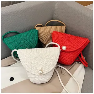 Détails de sacs bandoulière en paille tressée avec grandes boucles perles en quatre coloris