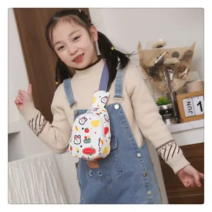 Nahaufnahme der Kinder Brusttasche mit Hasen-Motiv, bunten Drucken und verstellbarem Gurt