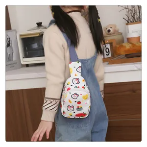 Detail der Kinder-Brusttasche in Weiß mit Kaninchenprints und blauem Schultergurt