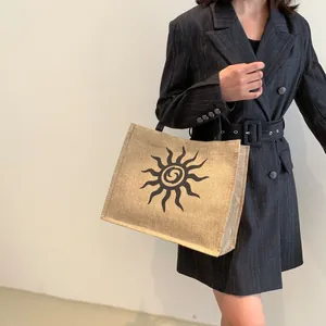 Bolso tote grande de yute con estampado de tótem de sol negro y asas resistentes