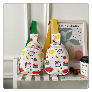 Detailaufnahme der weißen Kinder-Canvas-Brusttasche mit bunten Kaninchenmustern