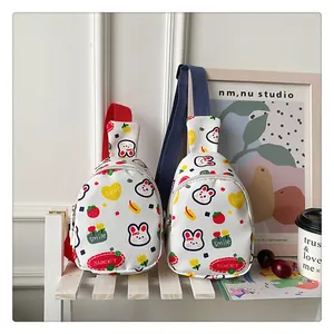 Detailansicht des niedlichen Hasenmusters und bunter Riemen an Kinder-Brusttaschen