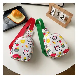 Detailansicht der Kinder-Brusttasche aus Canvas mit süßem Hasenmuster und Erdbeeren