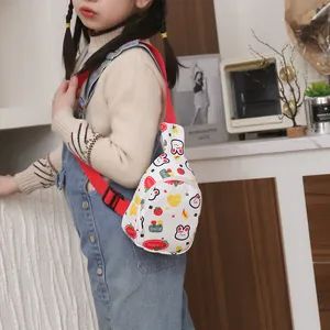 Kinder Brusttasche mit Hasen-Motiv, rotem Gurt und bunten Erdbeer-Herz-Prints