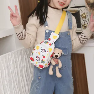 Kinder Brusttasche mit Hasen-Print, gelbem Gurt und Plüschbär-Anhänger in Weiß