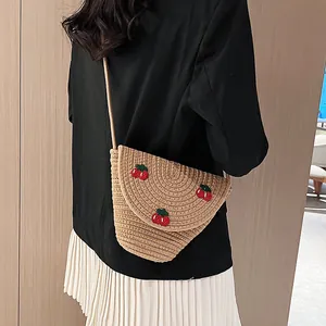 Sac bandoulière en paille pour femme avec broderie cerise au style rustique