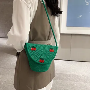 Sac bandoulière en paille tressée verte avec broderie cerise pour la plage en été