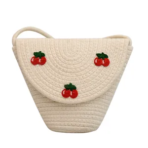 Sac bandoulière artisanal en paille tressée crème avec broderie de cerises rouges