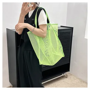 Détail de sac cabas en filet vert néon avec structure en polyester respirant