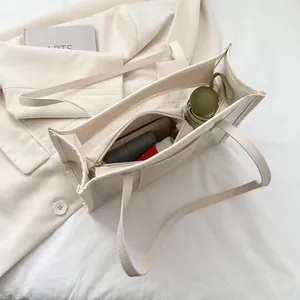 Sommerliche transparente PVC-Tasche in Beige mit Innentasche für Strand und Urlaub
