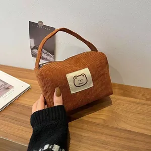 Borsa cosmetica in velluto a coste marrone con toppa a orsetto e manico resistente
