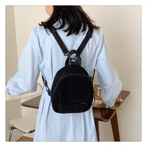 Texture détaillée du mini sac à dos en velours côtelé noir avec bretelles