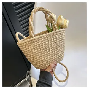 Details der handgewebten Baumwollseiltasche mit strukturierter Webart und Griffen