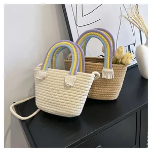 Detail von gewebten Baumwolltaschen mit bunten Regenbogen-Griffen und Quasten-Akzenten