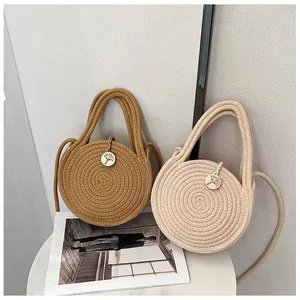 Détails de sacs à main tissés ronds avec texture en spirale et boutons en bois gravés