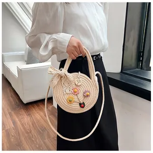 Sac bandoulière en paille tissé avec appliques florales et nœud en dentelle pour la plage