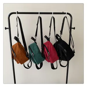 Mini sacs à dos et sacs bandoulière en velours côtelé en marron, vert, rouge et noir