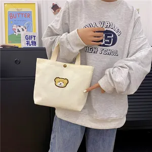 Minimalistische corduroy mini handtas in crème wit met een schattige cartoon beer borduur