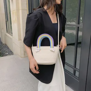 Schicke beige gewebte Baumwolltasche mit Regenbogen-Griffen und abnehmbarem Gurt