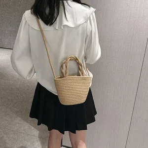 Beige gewebte Eimer-Tasche aus Baumwollseil mit Seilgriffen und Umhängeriemen