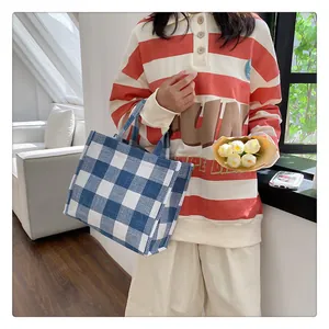 Sac fourre-tout en toile à carreaux vichy bleu et blanc dans un décor intérieur doux