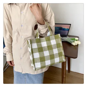 Détail du sac cabas en toile à carreaux verts et blancs avec tissu texturé et design spacieux
