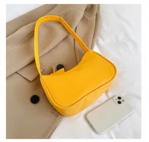 Größenvergleich mit Handy einer gelben minimalistischen Schultertasche aus Kunstleder