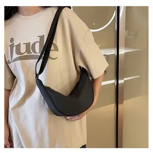 Dettaglio della tracolla in nylon regolabile e della cerniera della borsa nera