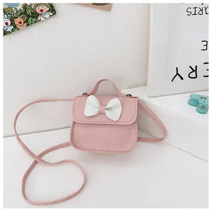 Vue détaillée du sac bandoulière rose en cuir PU pour filles avec nœud blanc