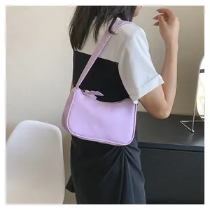 Tragebeispiel einer hellvioletten PU-Leder-Achseltasche mit schlichtem minimalistischem Design