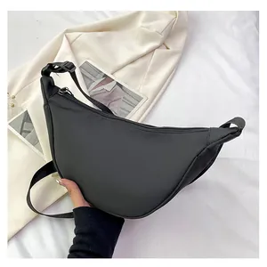 Dettaglio della borsa a mezzaluna in nylon con tracolla regolabile e fibbia in plastica
