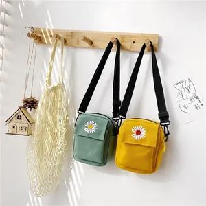 Mini borse a tracolla in tela con ricamo a margherita in giallo e verde