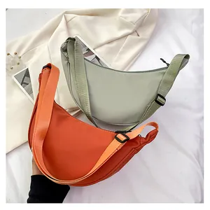 Dettaglio delle borse a mezzaluna in nylon di grande capacità in arancione e grigio-verde