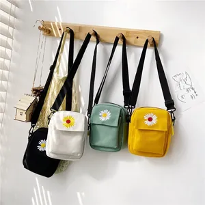Borsa a tracolla in tela ricamata con margherita in quattro colori con tracolla nera